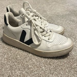 VEJA Sneakers, Size 5